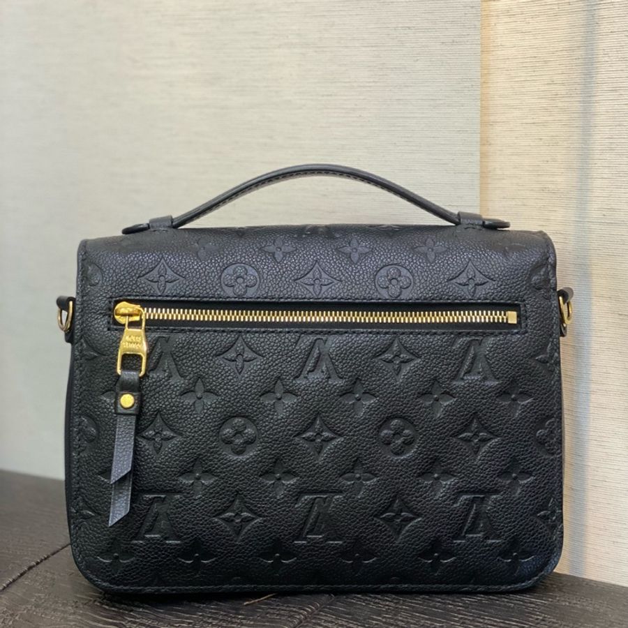 LV 黑牛皮壓紋手提斜背郵差包-4