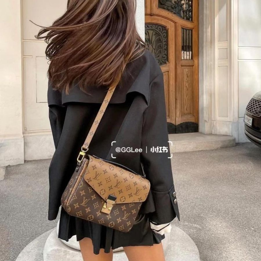LV 老花 M44876 🎀現品實拍 🎀拼接雙色 郵差包 斜背 肩背 手提包~二手近新品-14