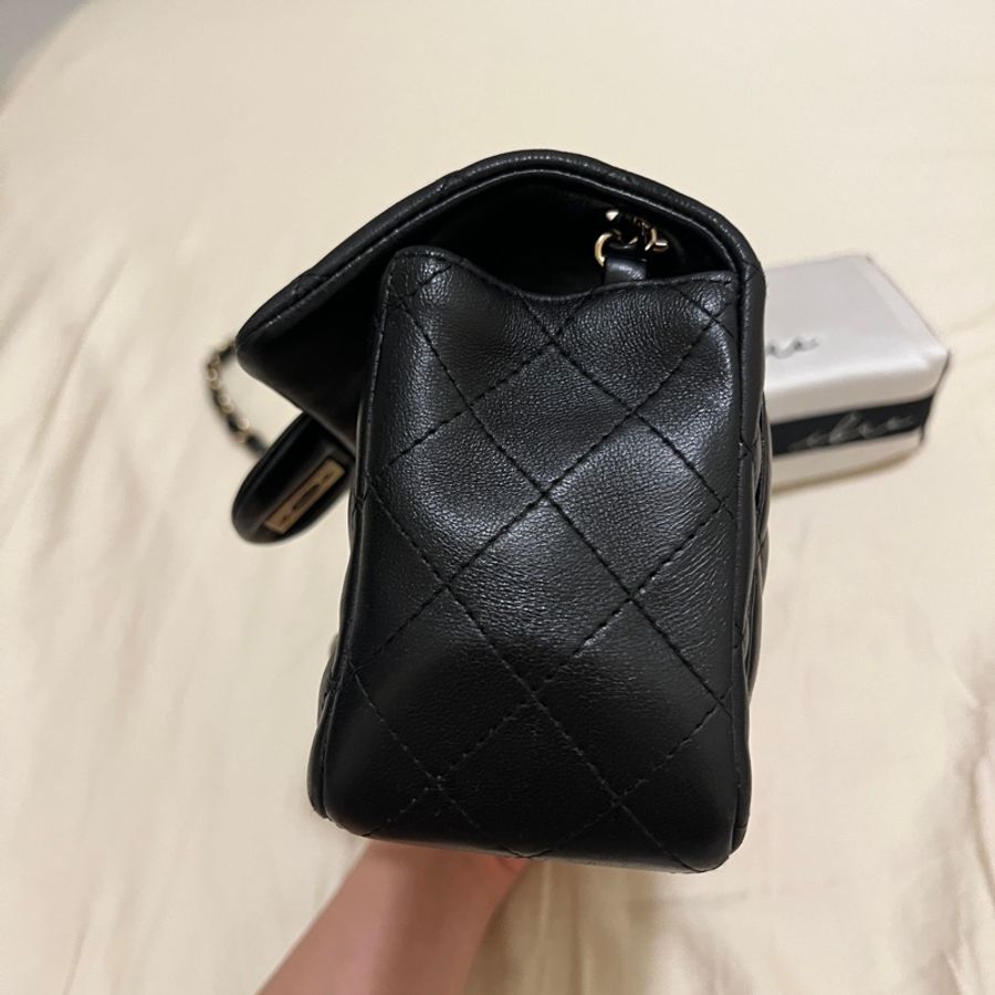 CHANEL 金色金屬黑 小羊皮 17cm 方胖子-3