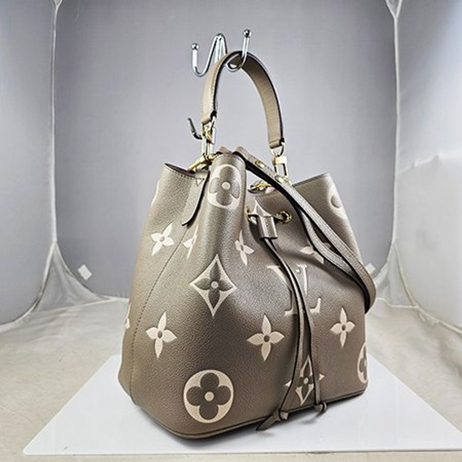 已售出【L3193】LV奶茶色牛皮大LOGO壓紋 NéoNoé 水桶兩用包 (MM) M45555-1