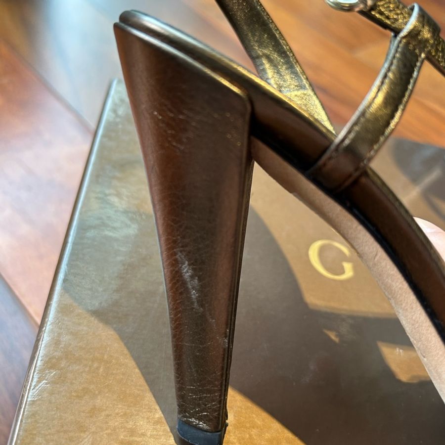 GUCCI古銅金皇家徽章高跟涼鞋-7
