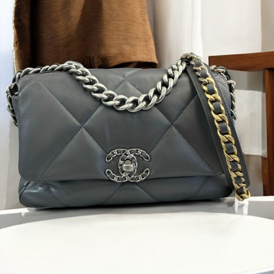 CHANEL 灰色銀釦全皮26CM 19包/晶片*展示商品-1