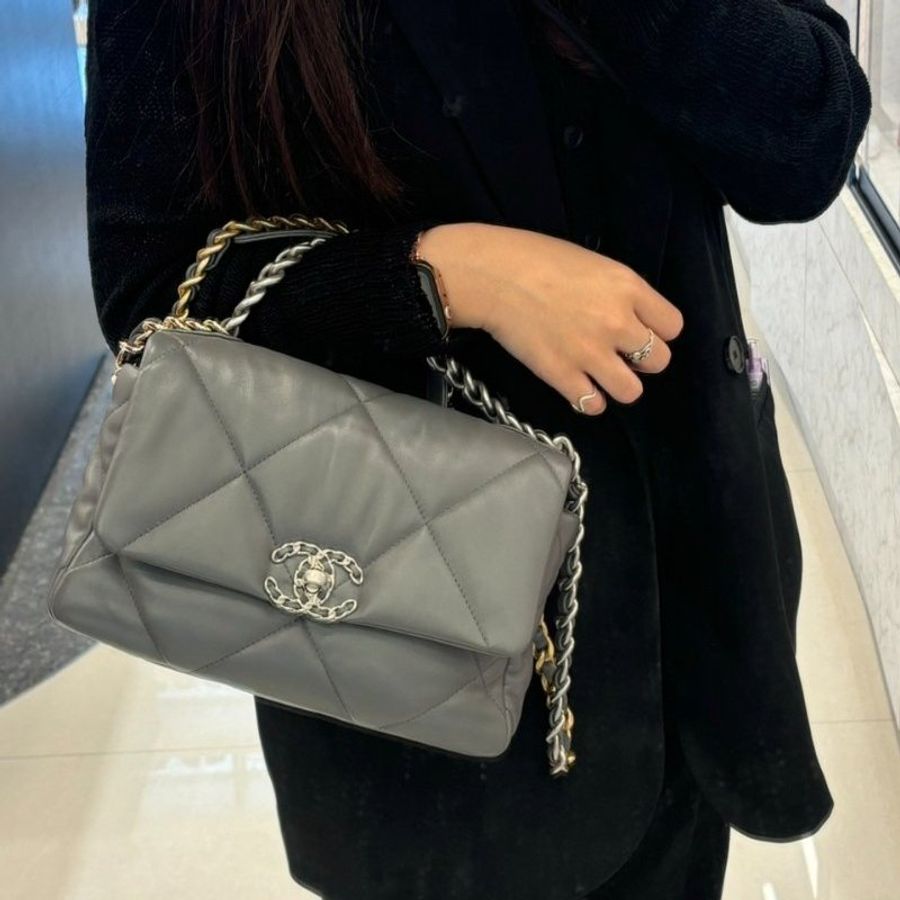 CHANEL 灰色銀釦全皮26CM 19包/晶片*展示商品-2