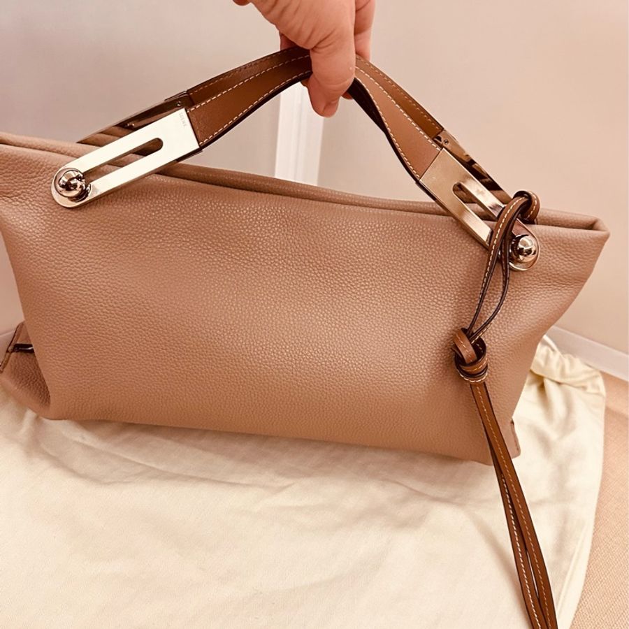 LOEWE 最受歡迎的咖啡奶沙色手提包 (也可自己買肩帶)肩背-1