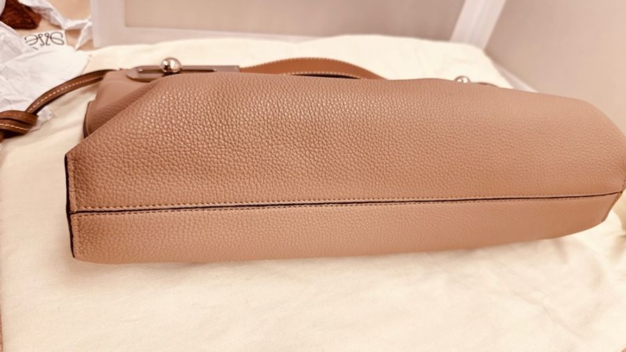 LOEWE 最受歡迎的咖啡奶沙色手提包 (也可自己買肩帶)肩背-5