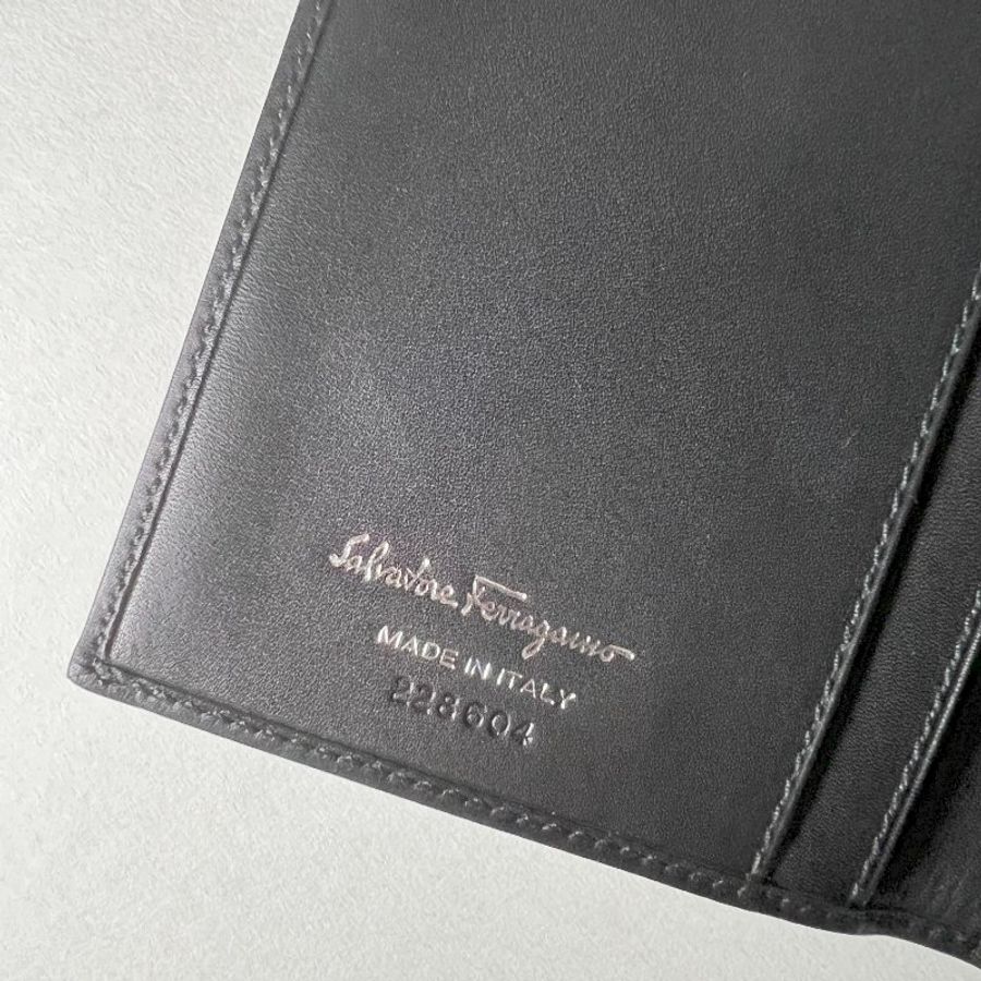 Ferragamo黑色卡片錢包長夾小手袋肩背側背孭袋 原裝盒 送肩帶-4