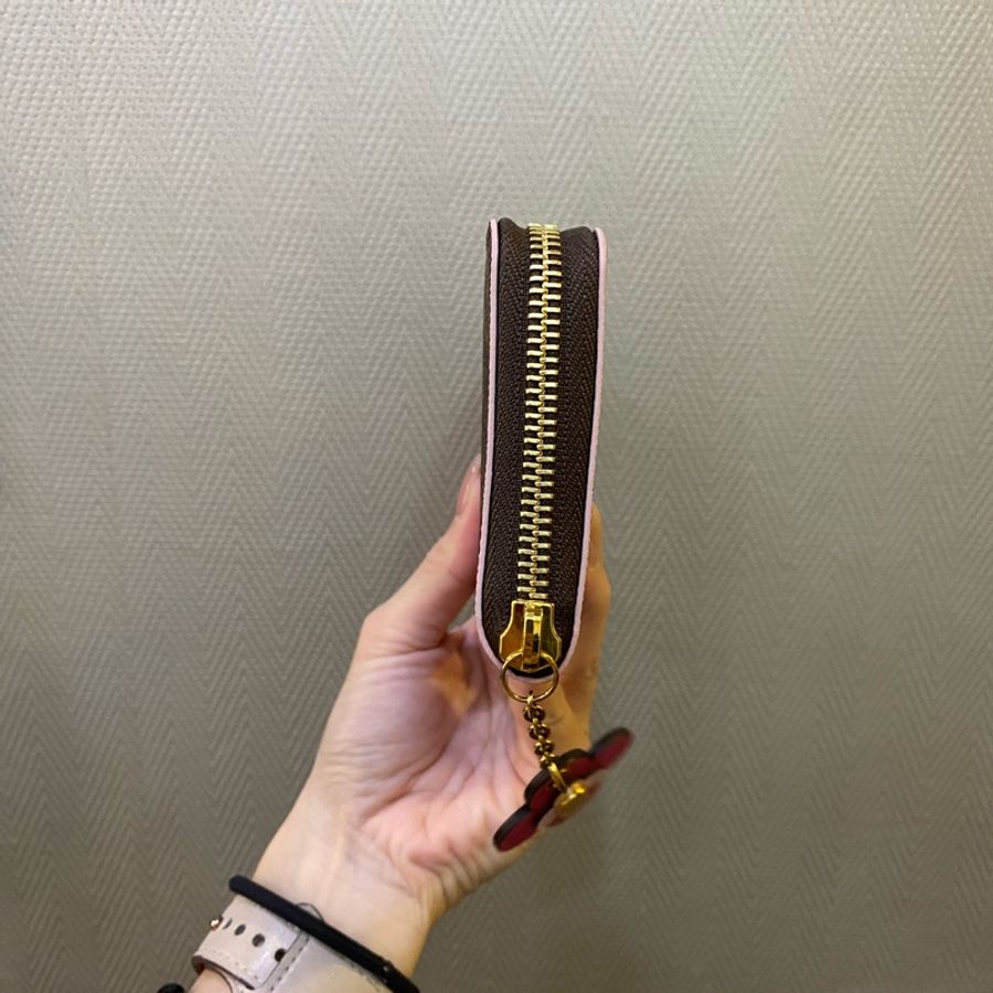 LV 老花金釦8卡ㄇ拉花卉吊飾長夾-1