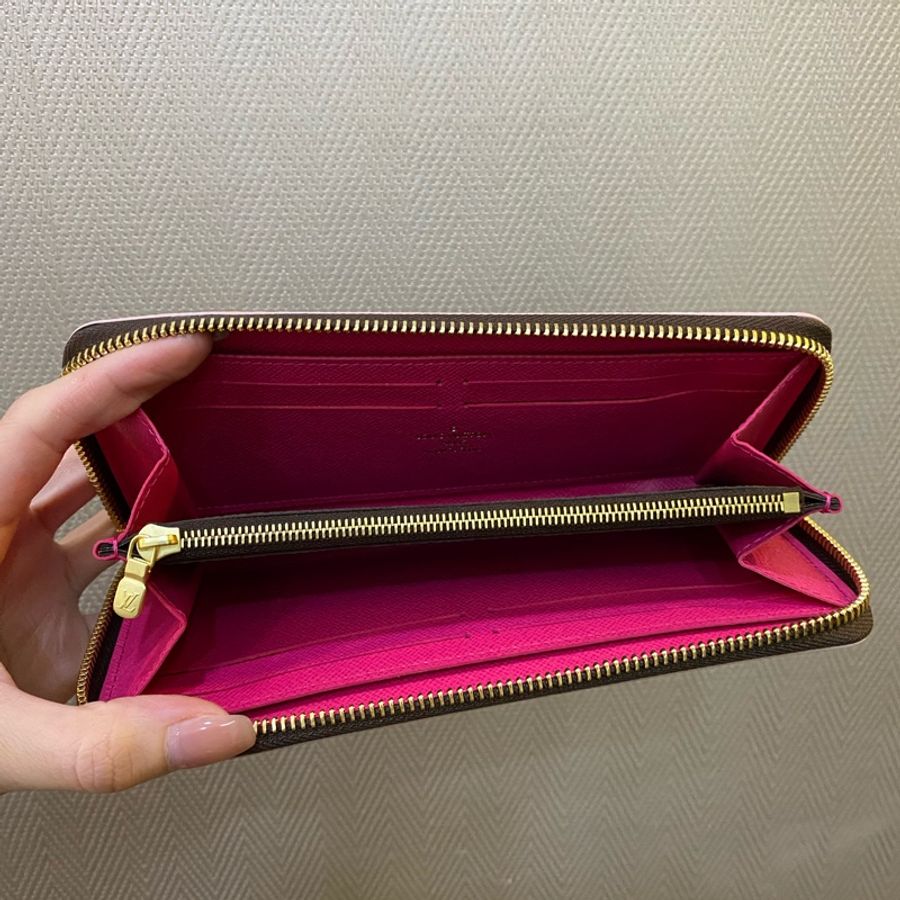 LV 老花金釦8卡ㄇ拉花卉吊飾長夾-4
