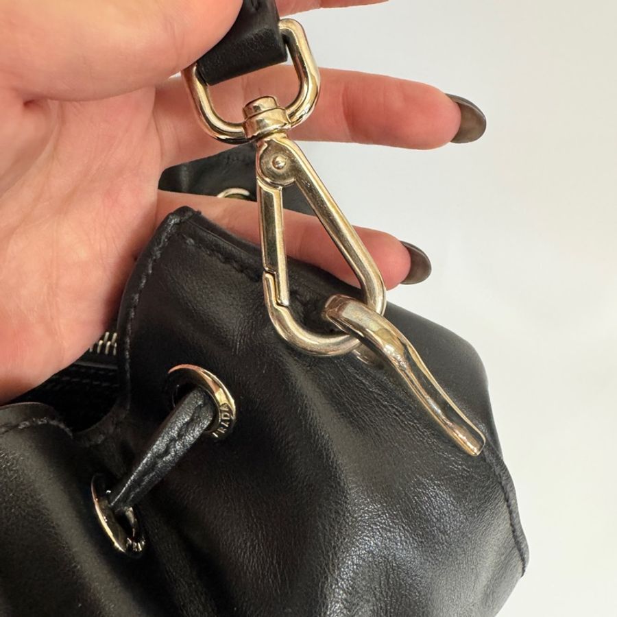 Prada 黑小牛皮束口肩背包-6