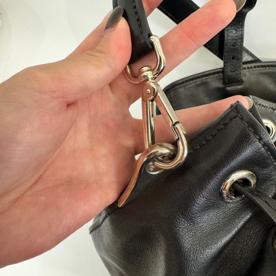 Prada 黑小牛皮束口肩背包-7