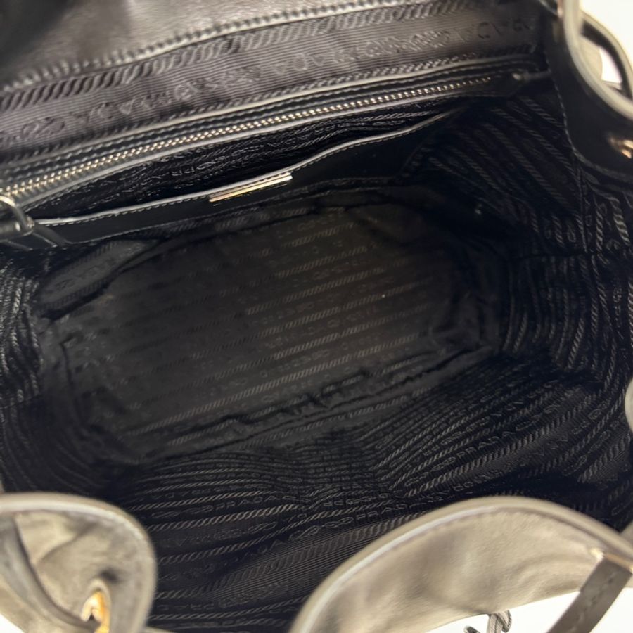 Prada 黑小牛皮束口肩背包-13