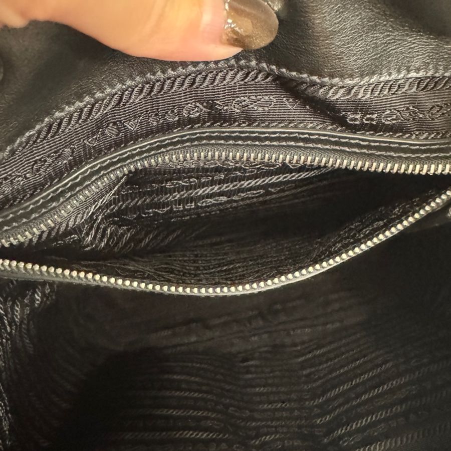 Prada 黑小牛皮束口肩背包-15