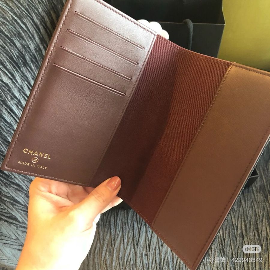 Chanel 全新 🔥現貨25C 護照夾 荔枝牛皮 黑淡金 (P01)-1