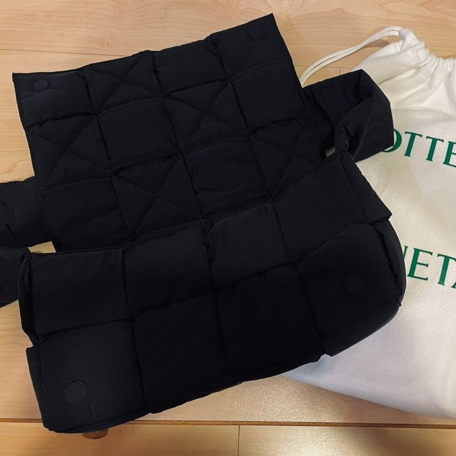 BV 黑色尼龍8格 肩背斜跨包 Padded Tech Cassette Medium padded intreccio nylon cross-body bag.-5