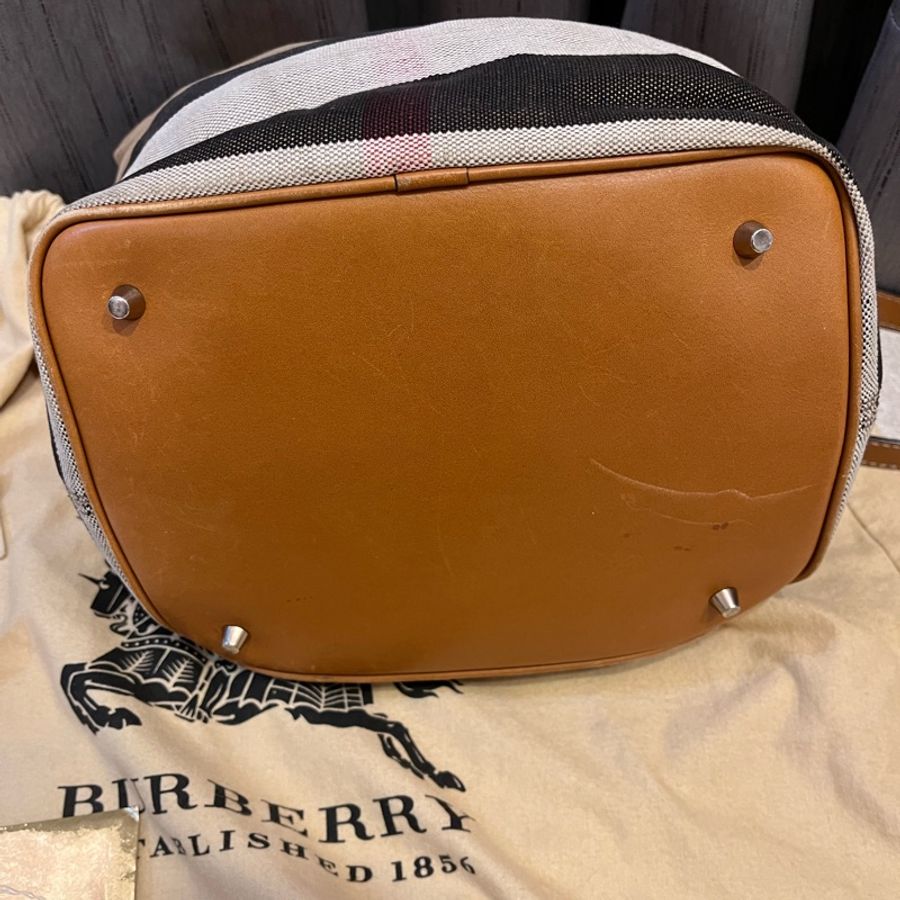 Burberry 千頌伊水桶包 大款85新-7
