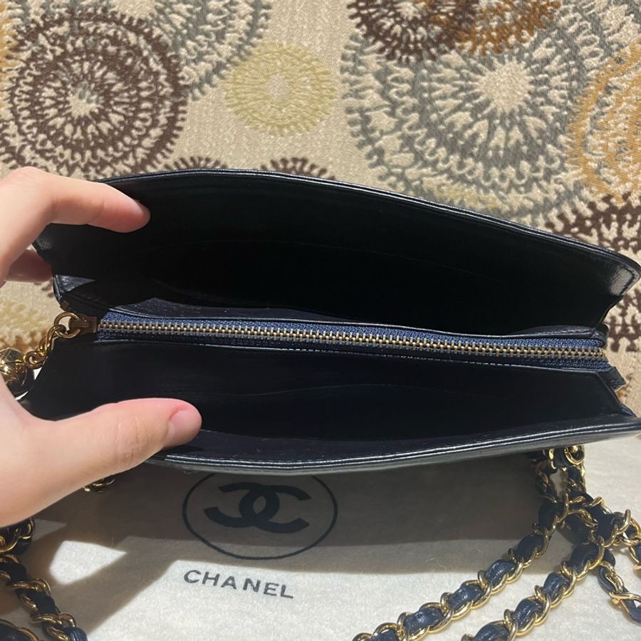 chanel香奈兒藍黑色流蘇皮穿鍊方包-1