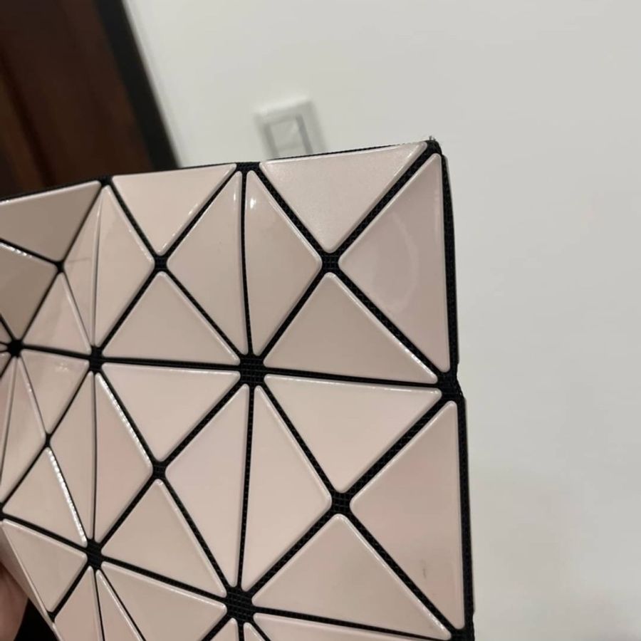 三宅一生 ISSEY MIYAKE 三宅一生 mini BAOBAO 亮面奶茶 三角格3x4小型 斜背包 肩背包 側背包 手提包-2