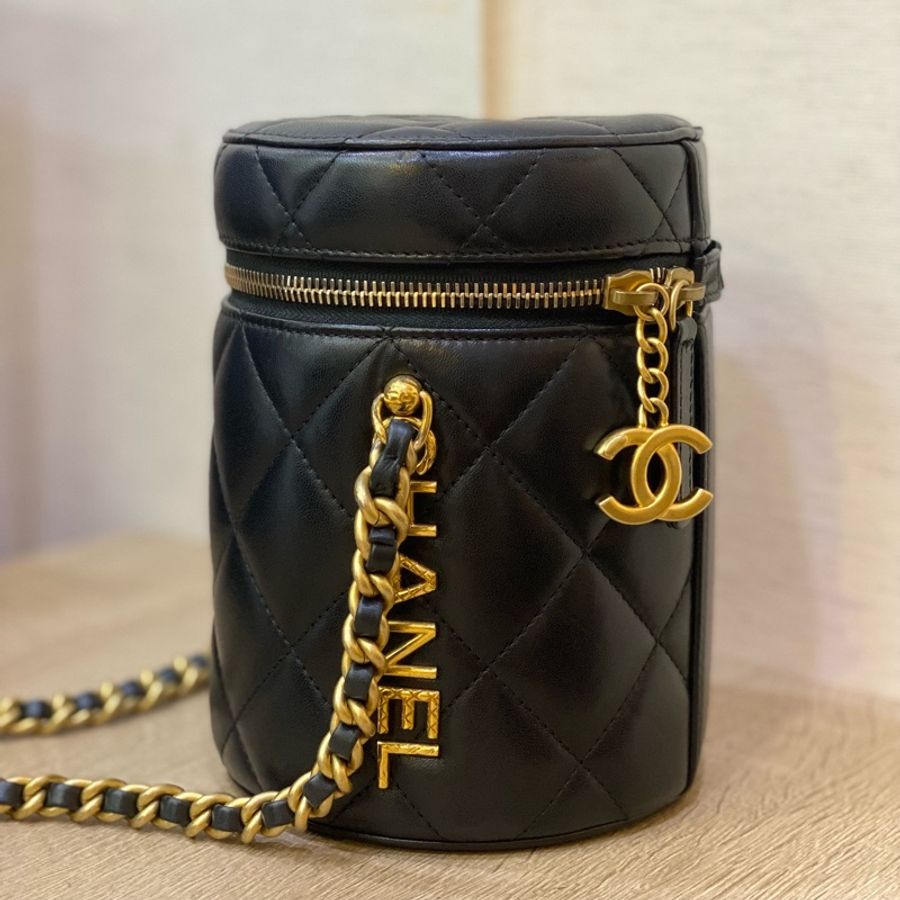 Chanel 黑羊皮Vanity Case霧金釦圓筒包-1