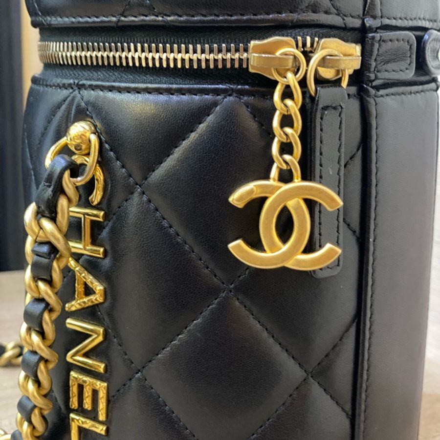 Chanel 黑羊皮Vanity Case霧金釦圓筒包-2