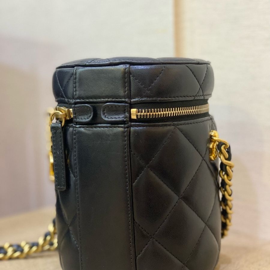 Chanel 黑羊皮Vanity Case霧金釦圓筒包-3