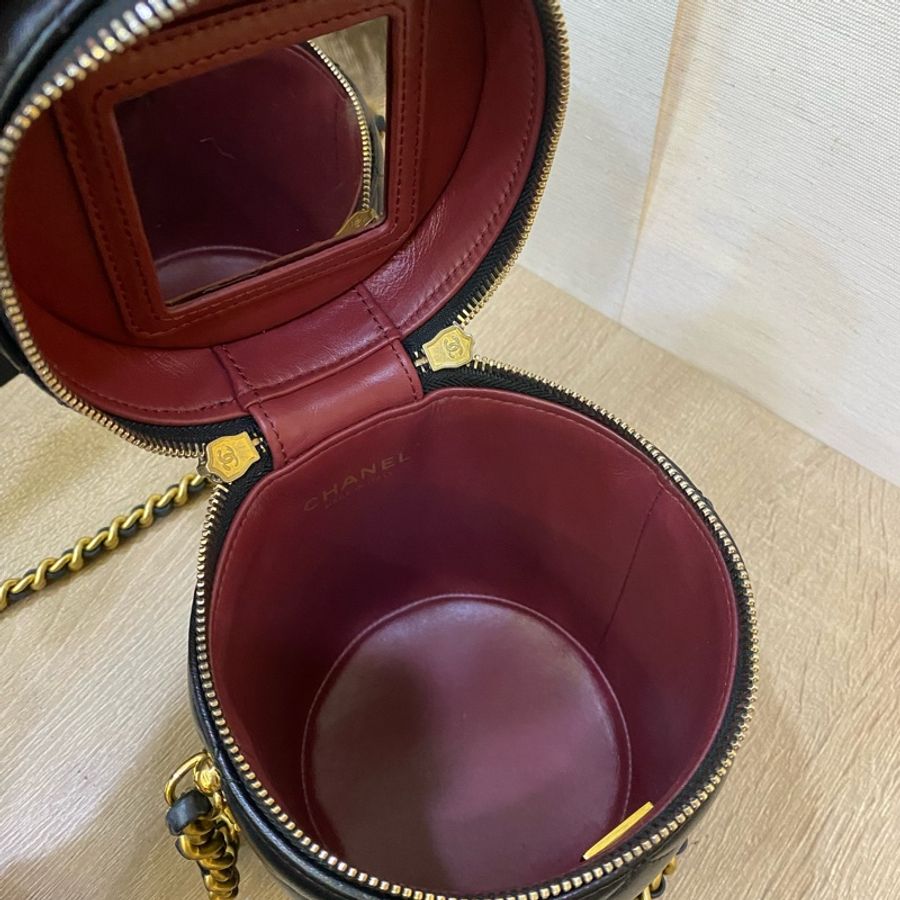 Chanel 黑羊皮Vanity Case霧金釦圓筒包-4