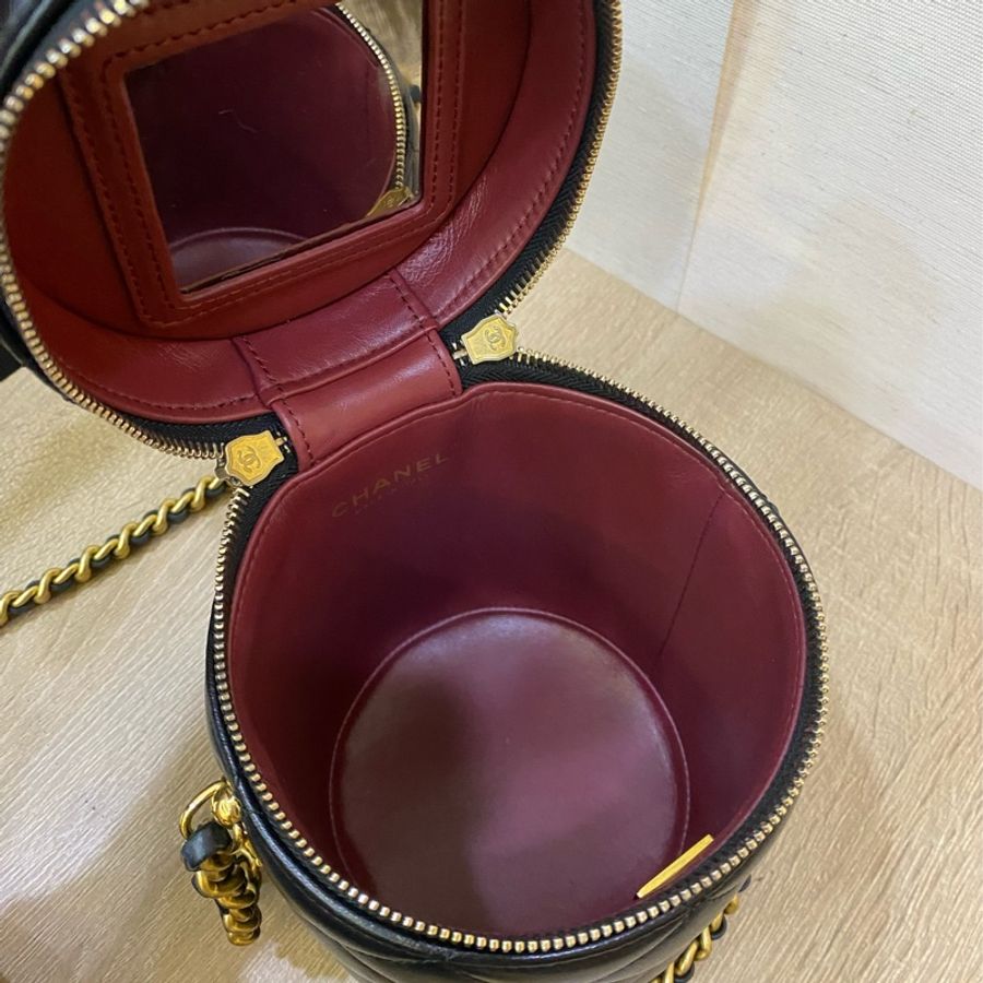 Chanel 黑羊皮Vanity Case霧金釦圓筒包-9