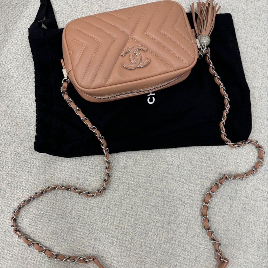 chanel 裸色 V紋 流蘇 相機包 斜背包 肩背包 鍊條包 鍊帶包 手提包-0