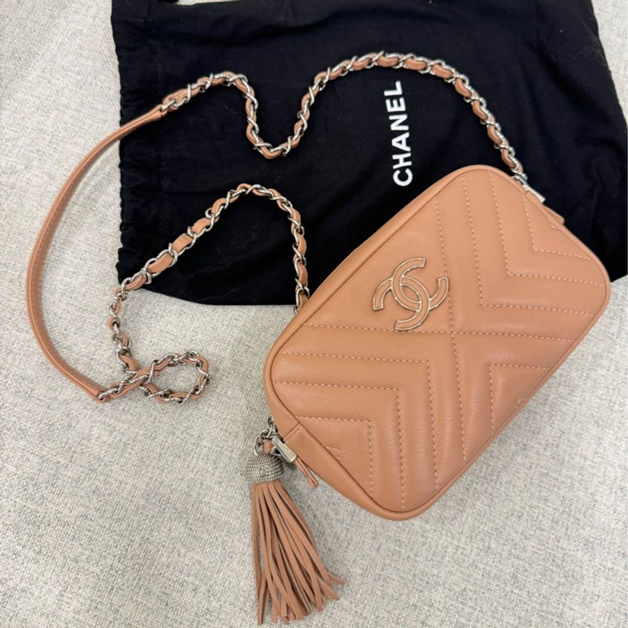 chanel 裸色 V紋 流蘇 相機包 斜背包 肩背包 鍊條包 鍊帶包 手提包-1