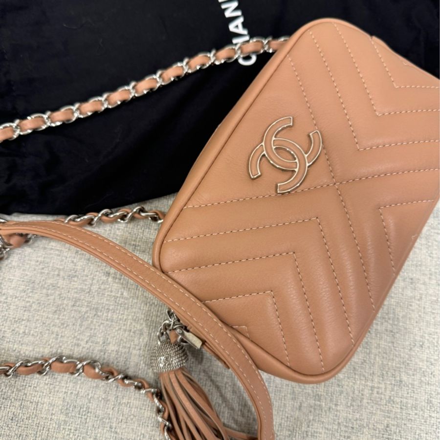 chanel 裸色 V紋 流蘇 相機包 斜背包 肩背包 鍊條包 鍊帶包 手提包-4