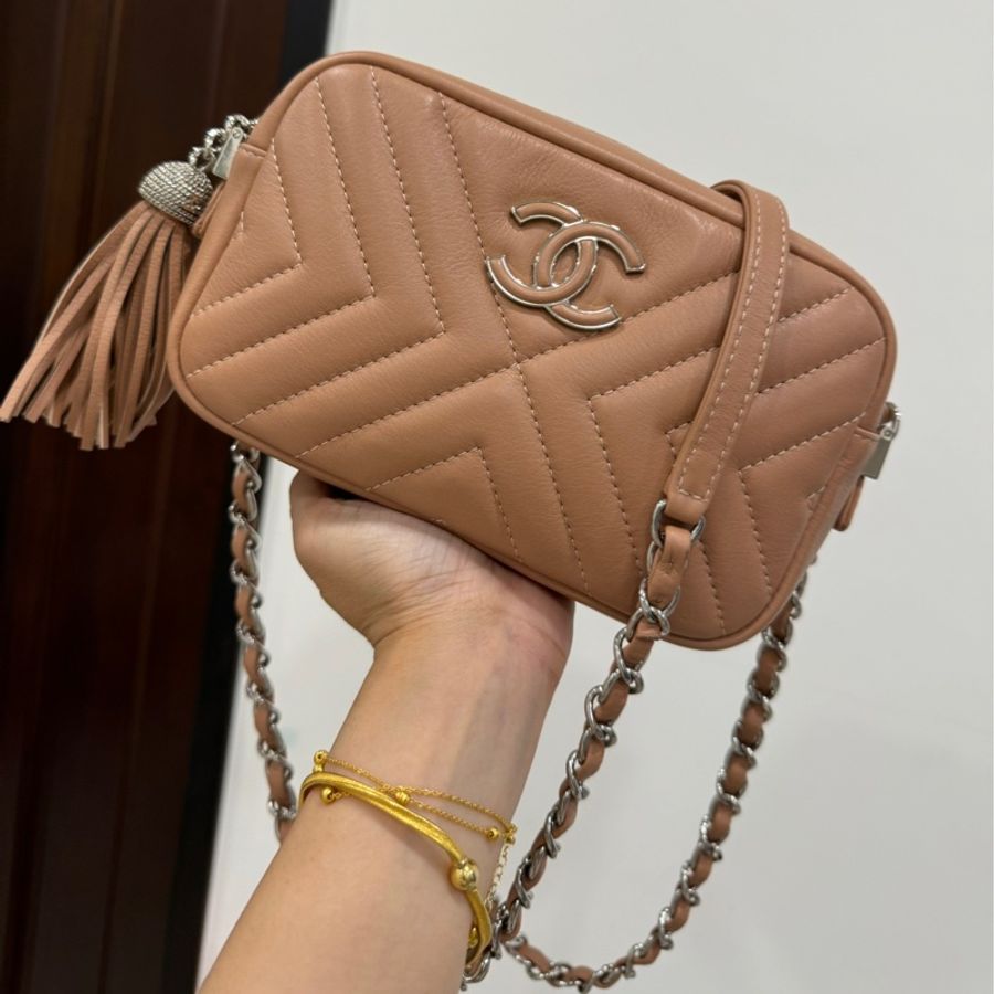 chanel 裸色 V紋 流蘇 相機包 斜背包 肩背包 鍊條包 鍊帶包 手提包-11