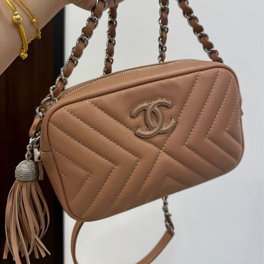 chanel 裸色 V紋 流蘇 相機包 斜背包 肩背包 鍊條包 鍊帶包 手提包-17