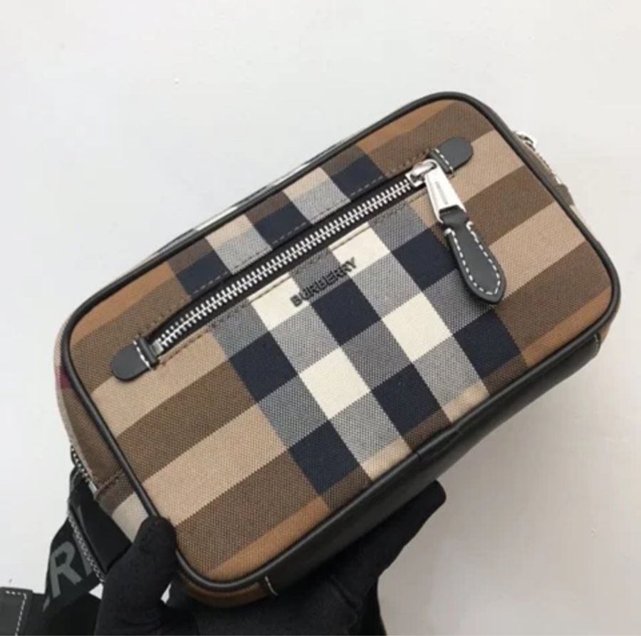 Burberry 經典格紋胸包-0