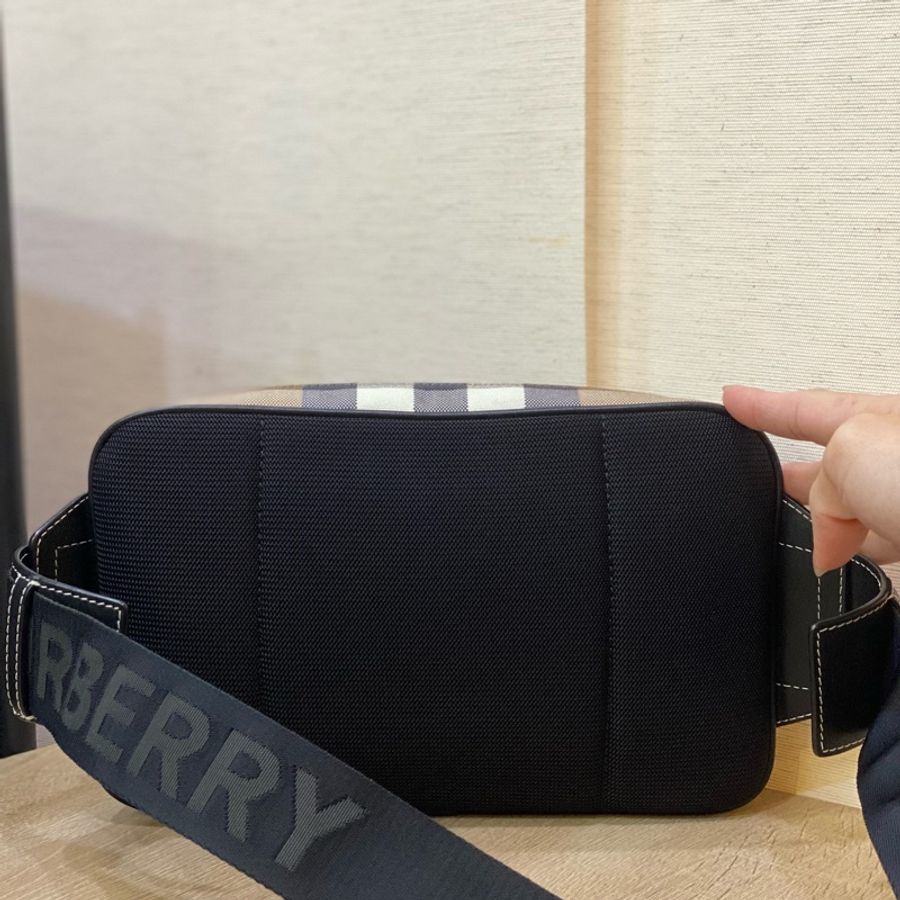Burberry 經典格紋胸包-3