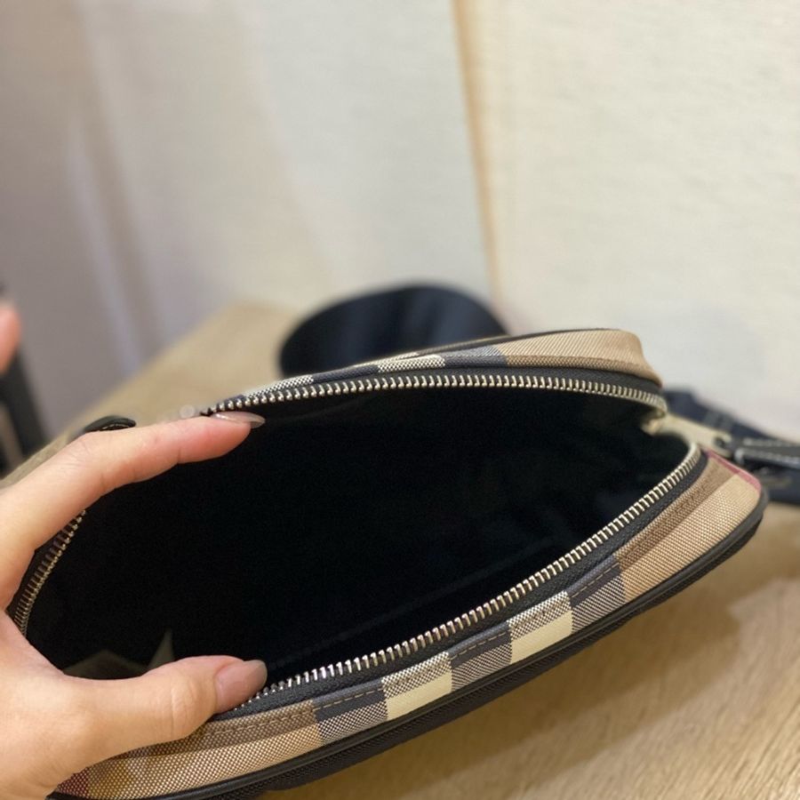 Burberry 經典格紋胸包-4
