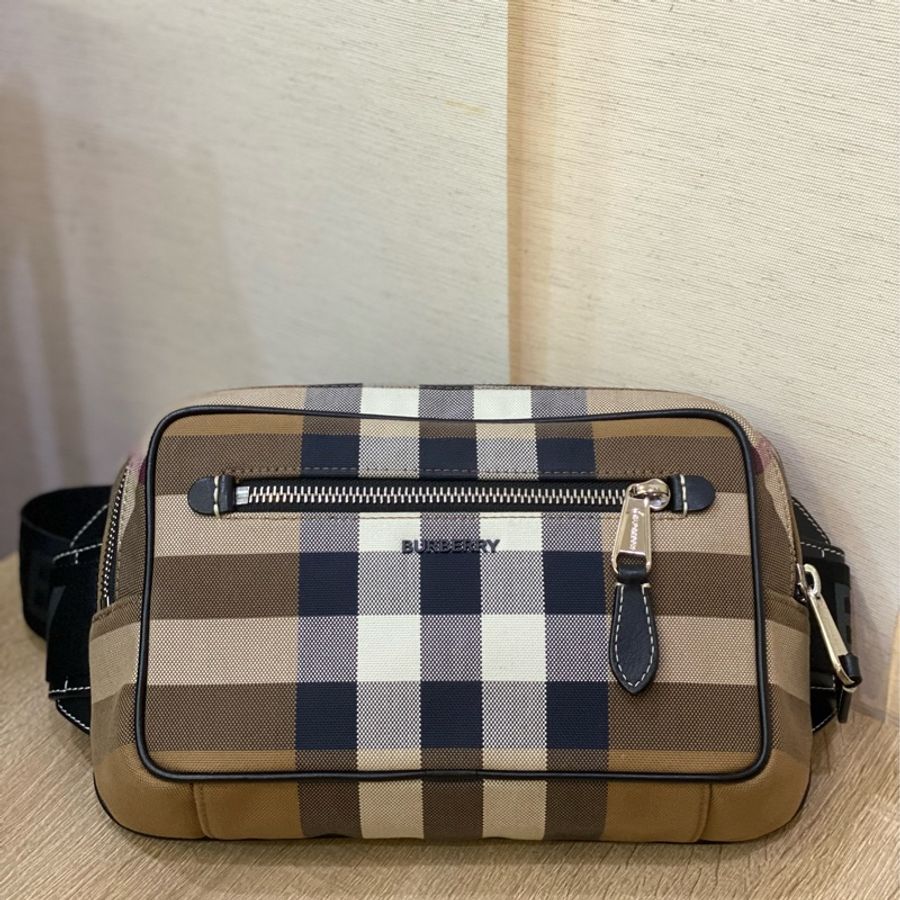 Burberry 經典格紋胸包-5
