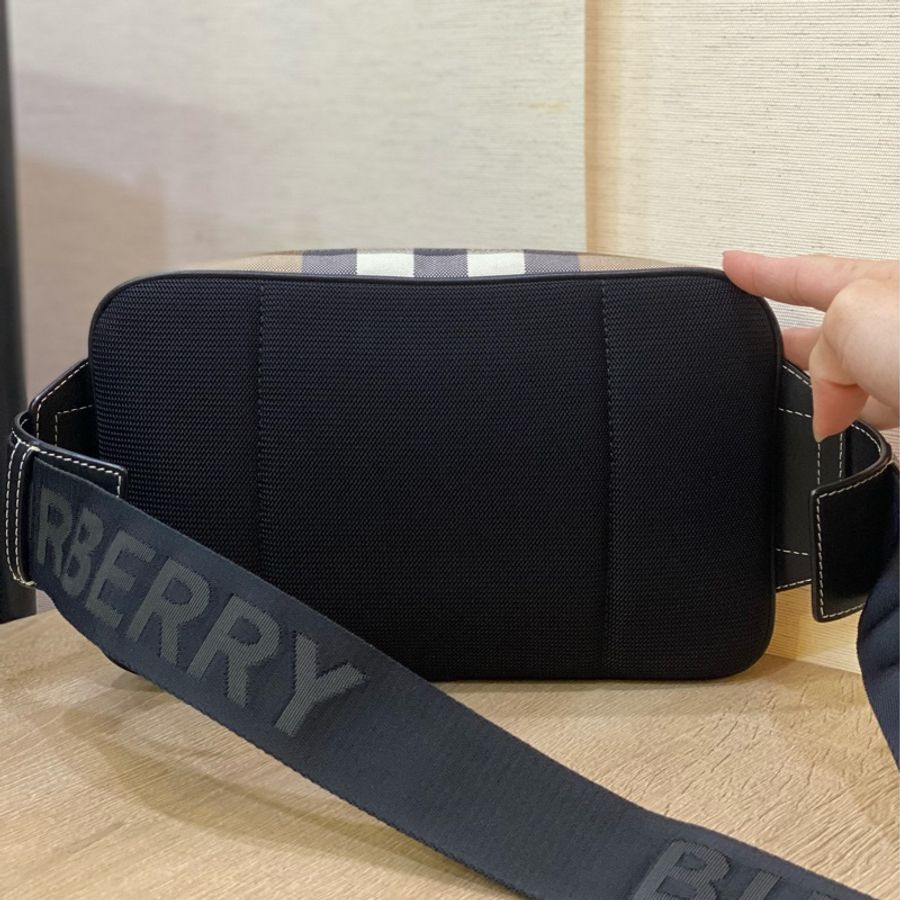 Burberry 經典格紋胸包-6
