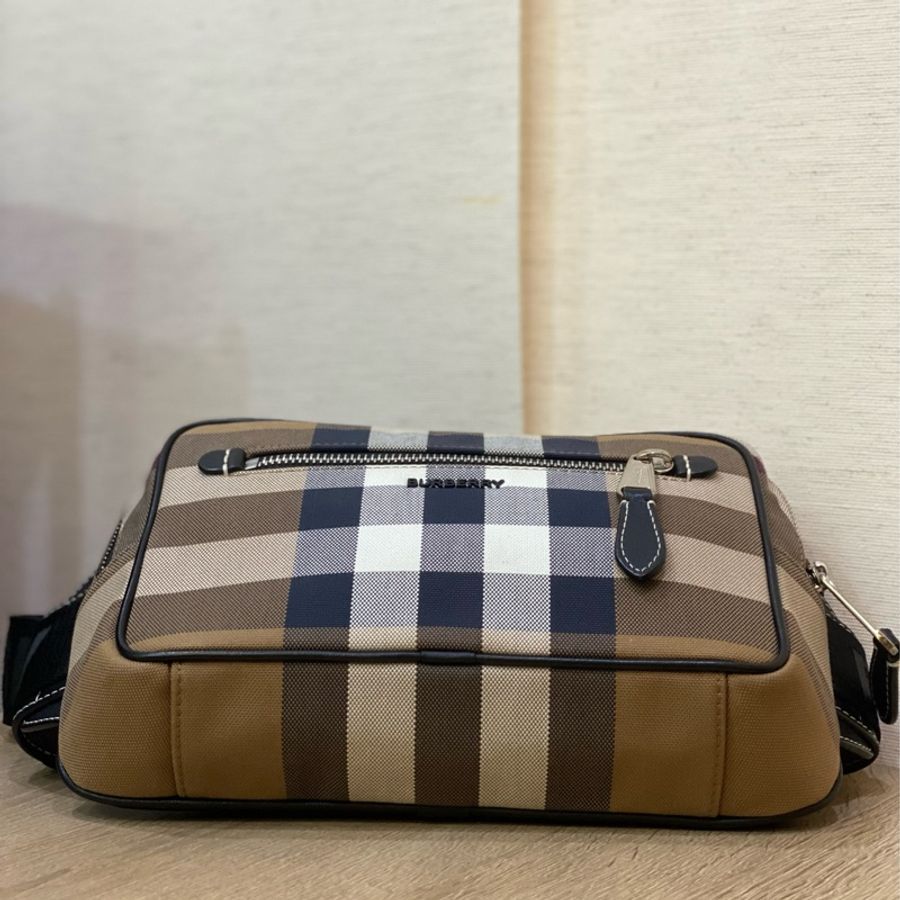 Burberry 經典格紋胸包-7