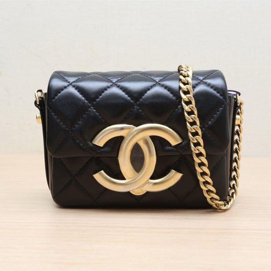 CHANEL(香奈兒) 23P 金屬大LOGO 橫版手機包 mini 黑色 鐳射標 金扣-0