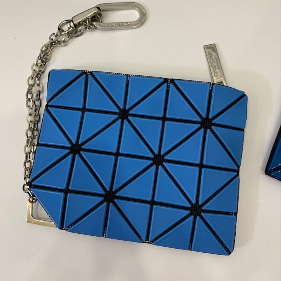 ISSEY MIYAKE 三宅一生 BAOBAO FLIPPER系列 亮面三角格 附鍊帶 零錢包 卡包 手拿包 錢包-0