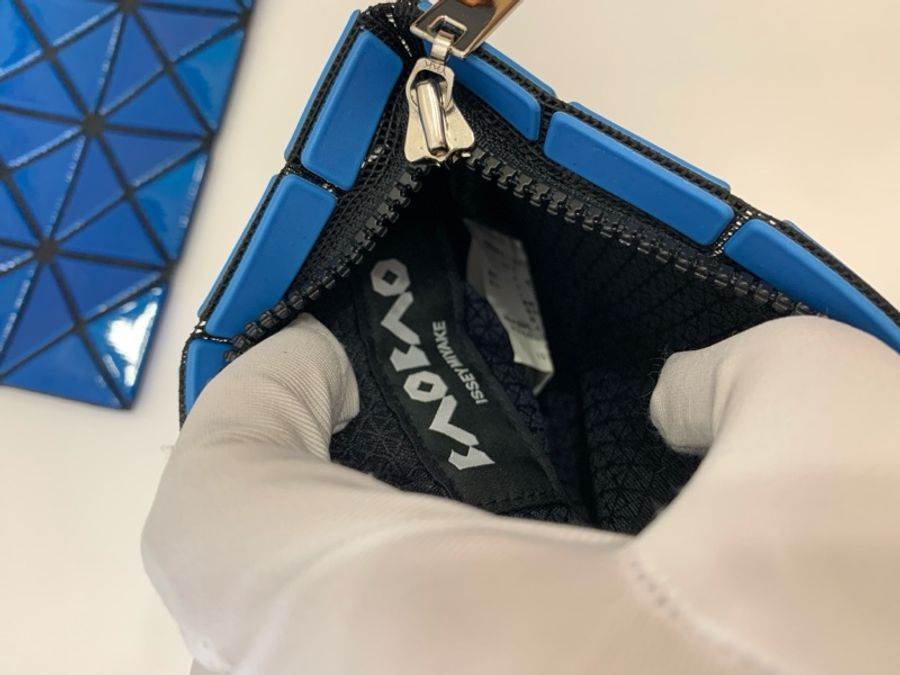 ISSEY MIYAKE 三宅一生 BAOBAO FLIPPER系列 亮面三角格 附鍊帶 零錢包 卡包 手拿包 錢包-2