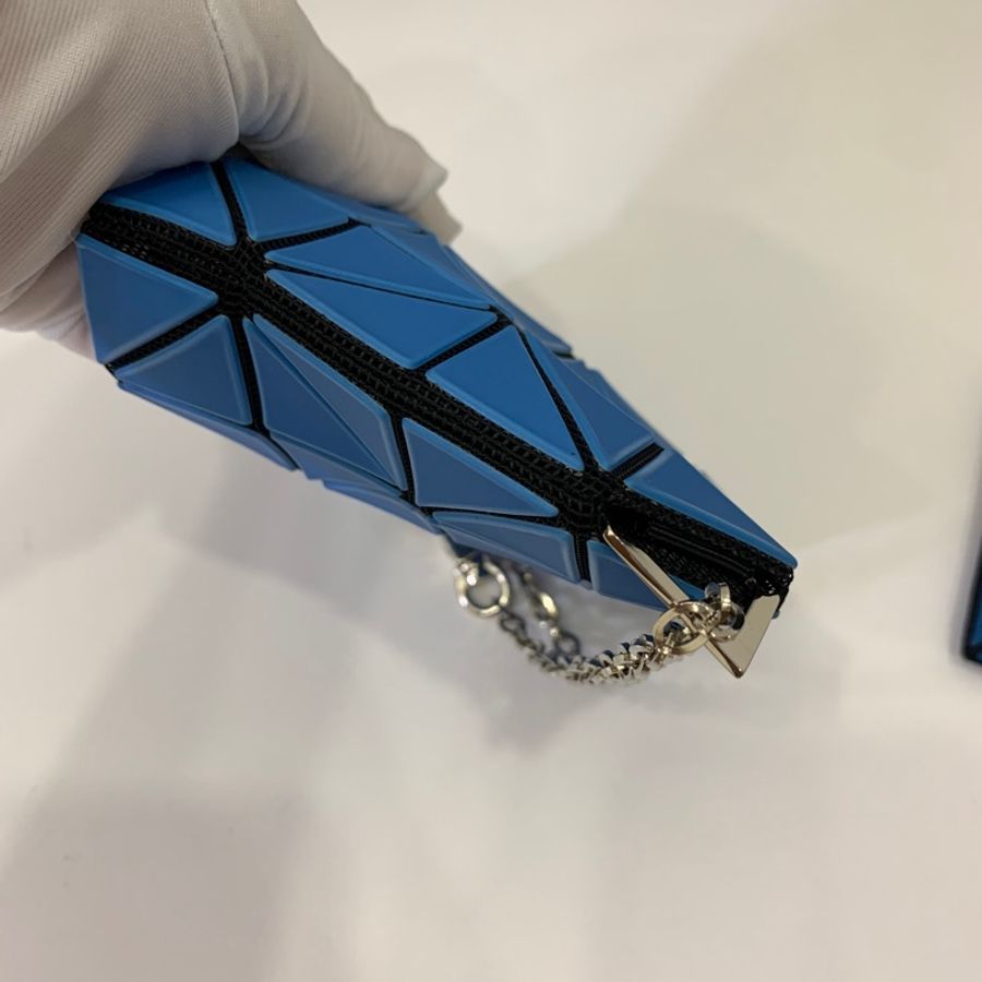 ISSEY MIYAKE 三宅一生 BAOBAO FLIPPER系列 亮面三角格 附鍊帶 零錢包 卡包 手拿包 錢包-3