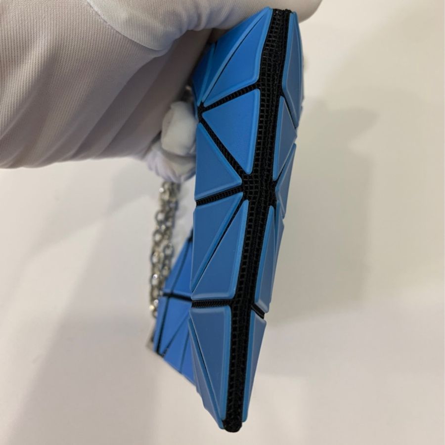 ISSEY MIYAKE 三宅一生 BAOBAO FLIPPER系列 亮面三角格 附鍊帶 零錢包 卡包 手拿包 錢包-6