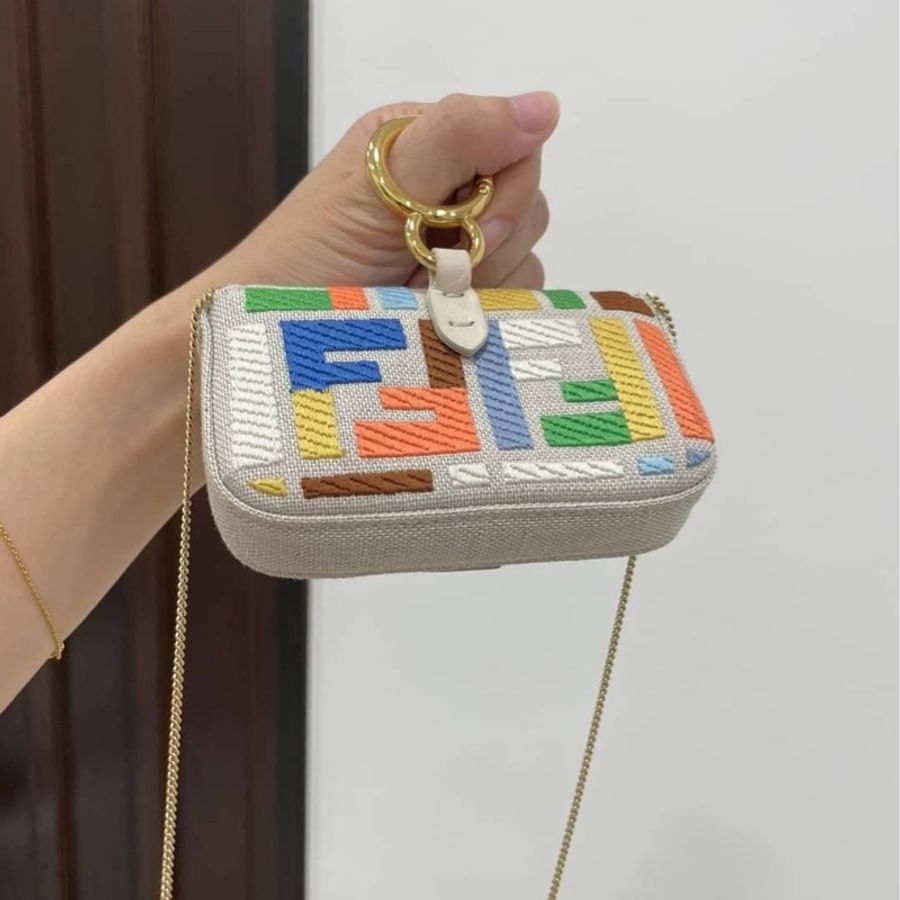 fendi nano baguette 全新 彩色 斜背包 肩背背 側背包 鍊帶包 小廢包 小可愛 口紅包 廢包-9