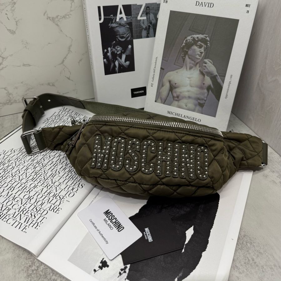 🌟Moschino 莫斯奇諾|腰包 尼龍 字母鉚釘胸包 軍綠🌟-0