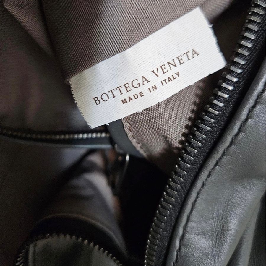 大包又流行回來了 🤎 BOTTEGA VENETA BV 經典編織包 男女都適合(肩背/斜背 買10多萬割愛42800 灰色 小羊皮 經典款,品牌辨識度第一,大款時尚有型,可放A4.筆電.文件...,上班休閒都適合 旅行 健身超級方便🤎 尺寸約46×32×15公分 防塵袋.保養冊-12