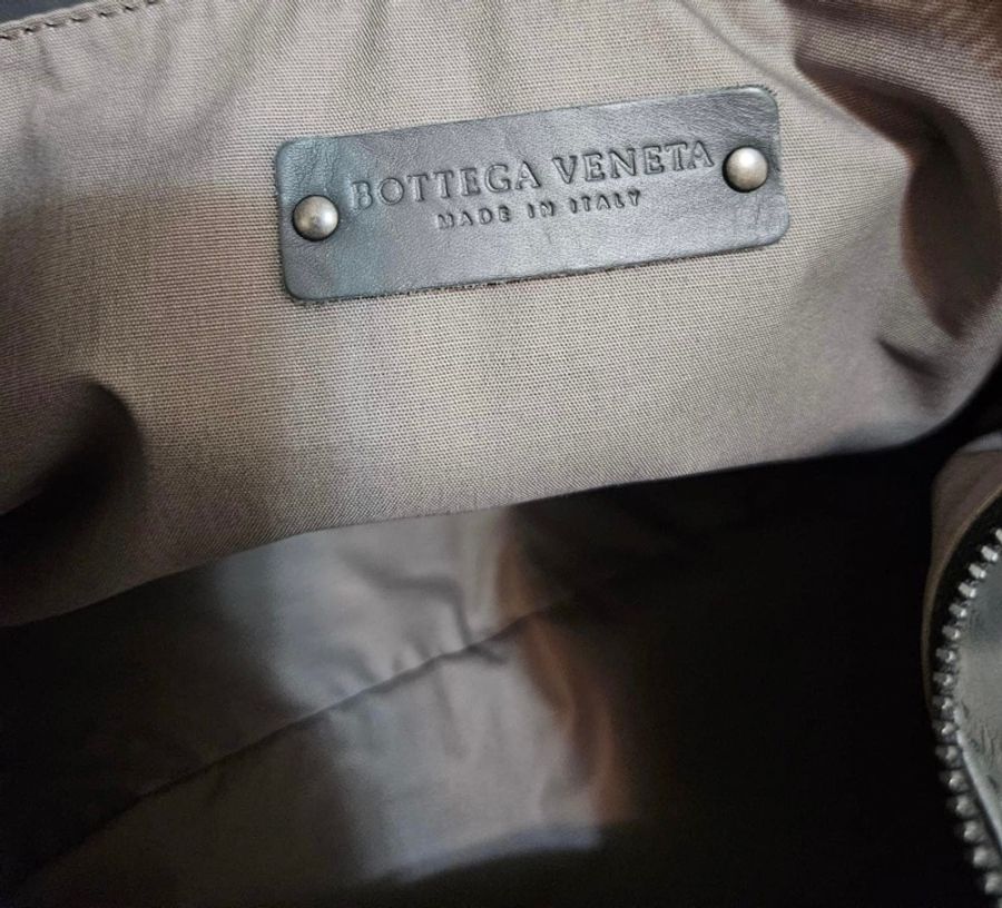 大包又流行回來了 🤎 BOTTEGA VENETA BV 經典編織包 男女都適合(肩背/斜背 買10多萬割愛42800 灰色 小羊皮 經典款,品牌辨識度第一,大款時尚有型,可放A4.筆電.文件...,上班休閒都適合 旅行 健身超級方便🤎 尺寸約46×32×15公分 防塵袋.保養冊-14