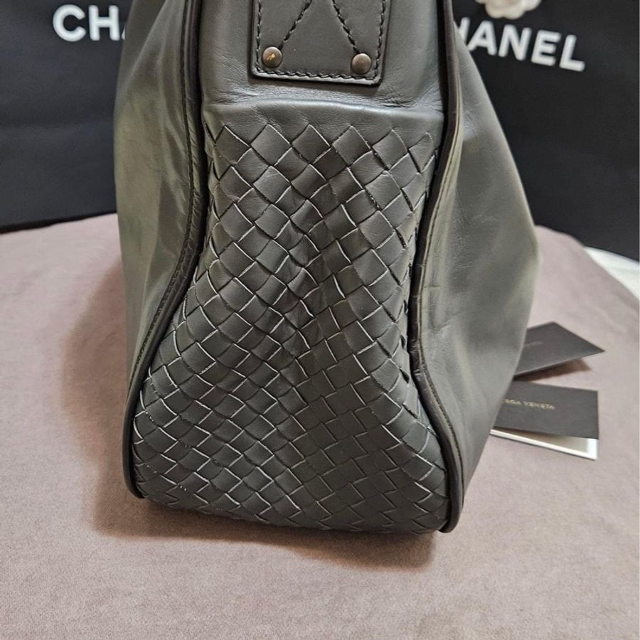 大包又流行回來了 🤎 BOTTEGA VENETA BV 經典編織包 男女都適合(肩背/斜背 買10多萬割愛42800 灰色 小羊皮 經典款,品牌辨識度第一,大款時尚有型,可放A4.筆電.文件...,上班休閒都適合 旅行 健身超級方便🤎 尺寸約46×32×15公分 防塵袋.保養冊-24