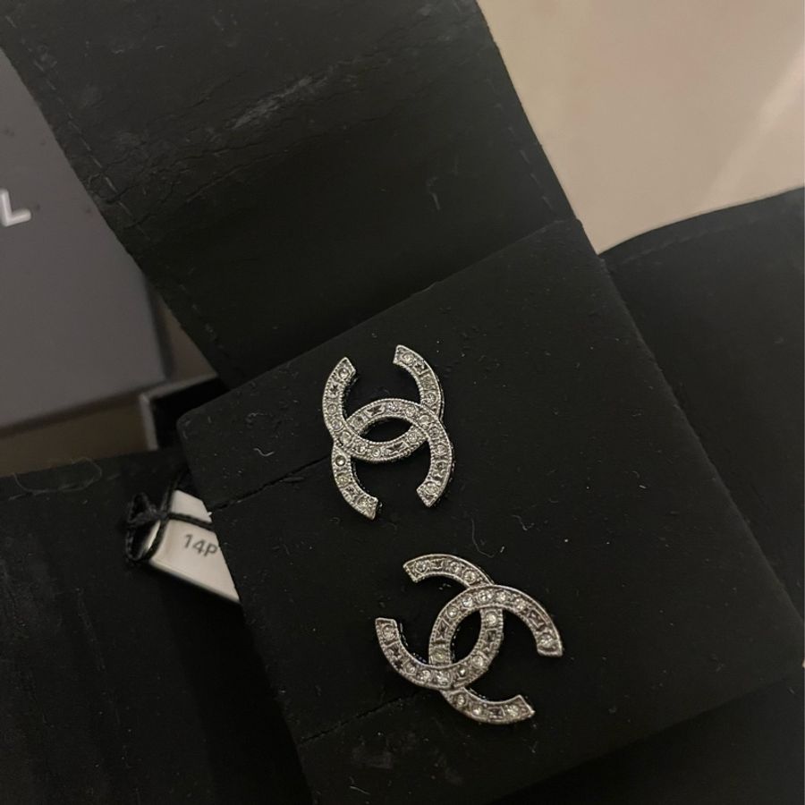 Chanel黑色鑽Logo款耳環-1