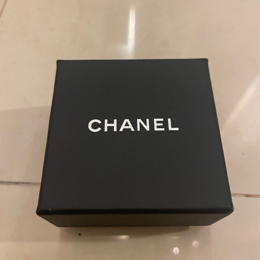 Chanel黑色鑽Logo款耳環-5