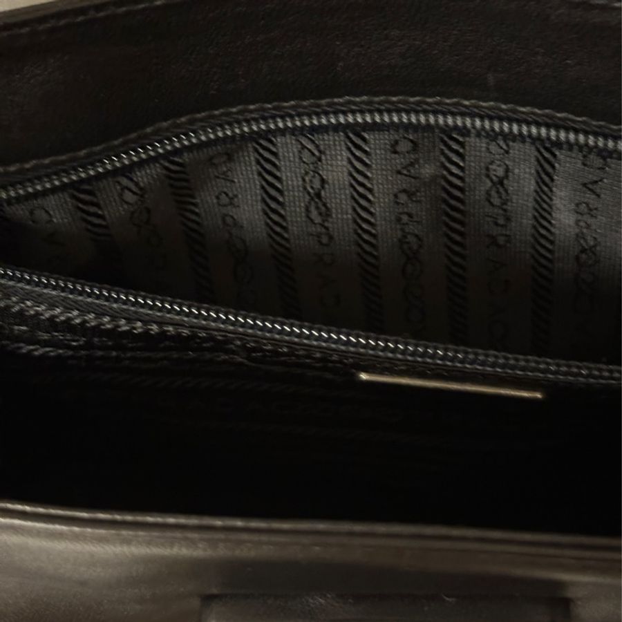 Prada 黑色肩背包-10